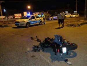 Hafif ticari araçla motosiklet çarpıştı: 1 yaralı