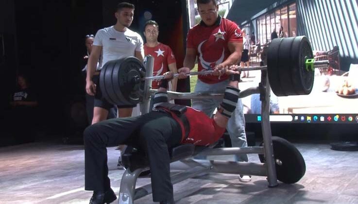80 yaşındaki İngiliz eski asker 150 kilo kaldırarak şov yaptı