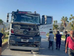 Kontrolden çıkan beton mikseri, önüne geleni yıkıp geçti