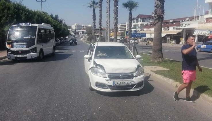 Antalya’da yaya geçidinde 3 araçlı zincirleme kaza