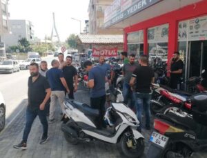 Parasını ödeyip alamadıklarını iddia ettikleri motosikletleri römorka yükleyip götürdüler