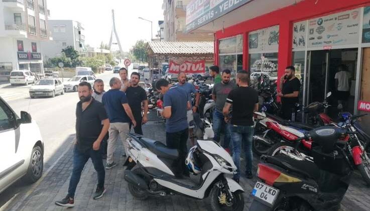 Parasını ödeyip alamadıklarını iddia ettikleri motosikletleri römorka yükleyip götürdüler