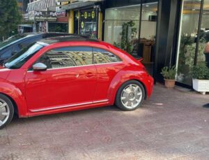 Magandaların silahından çıkan saçmalar otomobillere isabet etti