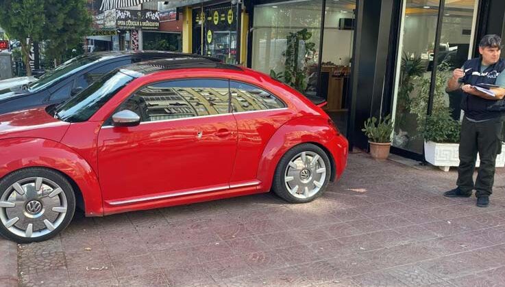 Magandaların silahından çıkan saçmalar otomobillere isabet etti