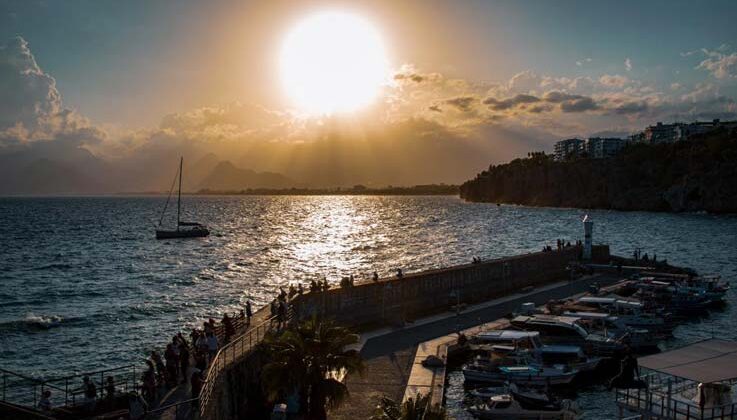 Günün her saati farklı manzara sunuyor, turistleri kendine hayran bırakıyor