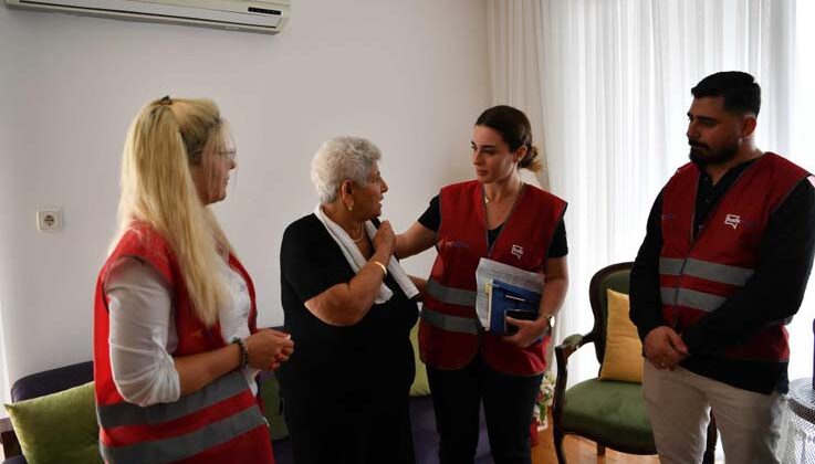 Yaşlıları evlerinde ziyaret edip isteklerini dinlediler