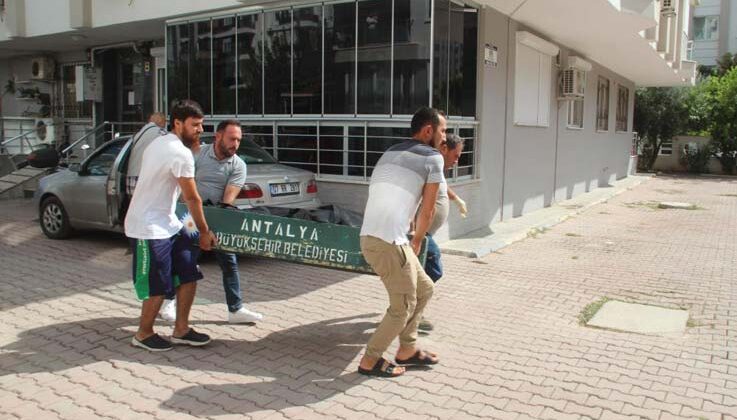 Kazakistan uyruklu 9 aylık hamile kadın evinde ölü bulundu