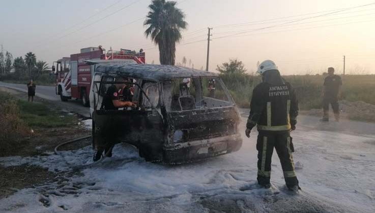 Araç yanmaya başlayınca sahibi bırakıp evine gitti