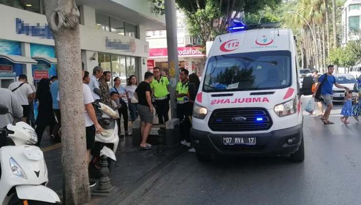 Motosiklet devrilip yaya geçidine sürüklendi: 2 yaralı
