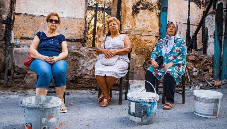 Her pazar ’yangın’ korkusuyla uyanıyor, su dolu kovalarla nöbet tutup seslerini duyurmaya çalışıyorlar
