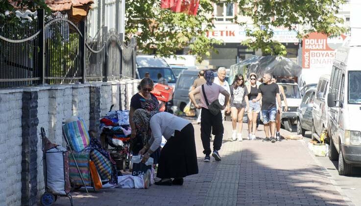 Seyyar pazarcılar, ‘parselledikleri’ kaldırımları binlerce liraya birbirine devrediyor