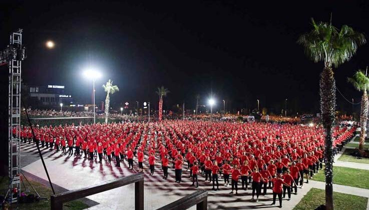 Antalya’da saat 19.23’te 1923 kişi zeybek oynayarak Ata’yı selamladı