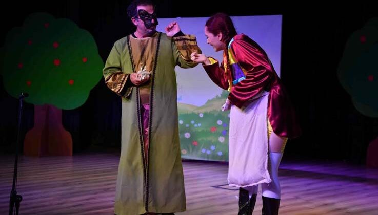 Konyaaltı’nda çocuklar ‘’Çizmeli Kedi’’ ile eğlendi