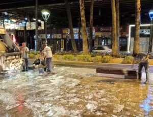 Büyükşehir Belediyesinden duraklara temizlik