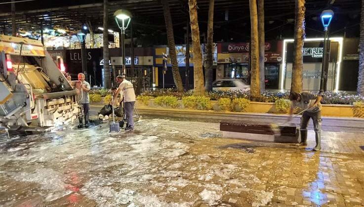 Büyükşehir Belediyesinden duraklara temizlik