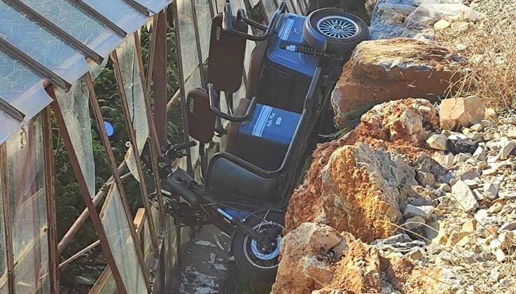 Alanya’da üç tekerli elektrikli bisiklet şarampole yuvarlandı: 1 yaralı