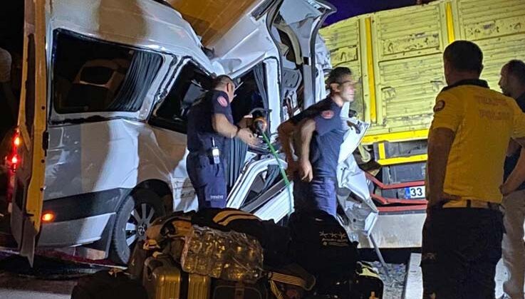 İsveç ve Alman uyruklu turistleri taşıyan minibüs, duran kamyona çarptı: 1 ölü, 10 yaralı