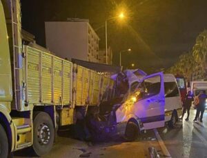 Minibüsün park halindeki kamyona ok gibi saplandığı kaza kamerada: 2 ölü, 9 yaralı