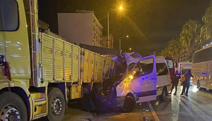 Minibüsün park halindeki kamyona ok gibi saplandığı kaza kamerada: 2 ölü, 9 yaralı