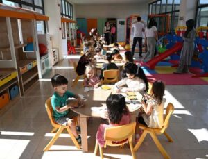 Kemer’de minikler sokak hayvanlarıyla buluştu