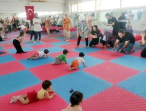 Bebekler emekleyerek yarıştı