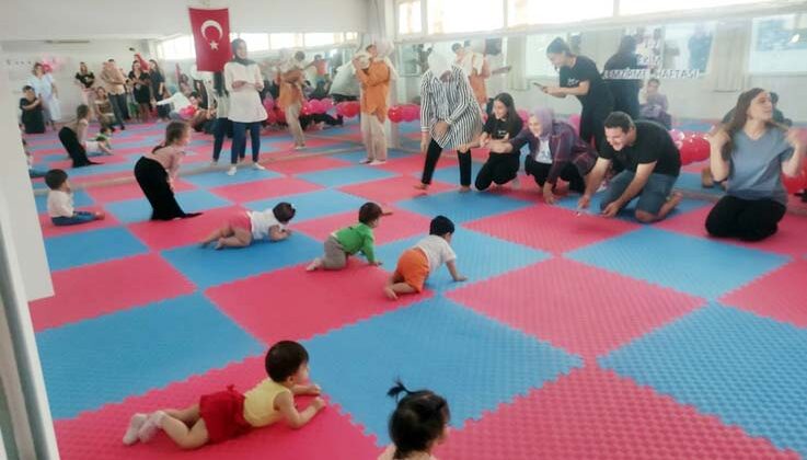 Bebekler emekleyerek yarıştı