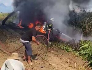 Silaj makinesi ve traktör alev topuna döndü, işçiler zor kurtuldu