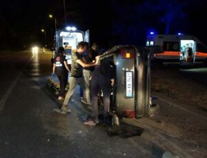 Aydınlatma direğine çarparak devrilen otomobilin içerisinde sıkıştı