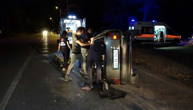 Aydınlatma direğine çarparak devrilen otomobilin içerisinde sıkıştı