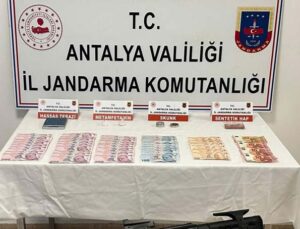 Yakalanacaklarını anlayınca uyuşturucuyu klozete attılar