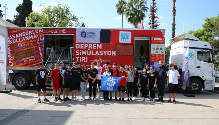 Öğrencilere deprem simülasyon tırında eğitim