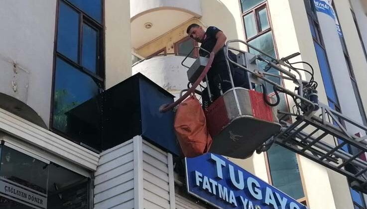 Dönercinin bacasında çıkan yangını ekipleri alarma geçirdi