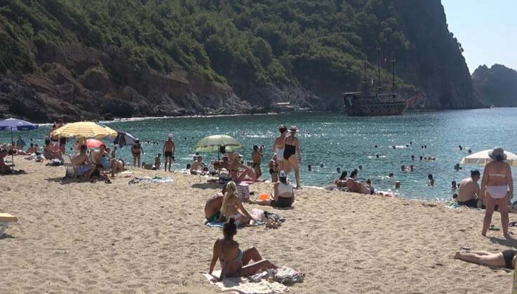 Alanya’da ekim ayında deniz keyfi sürüyor