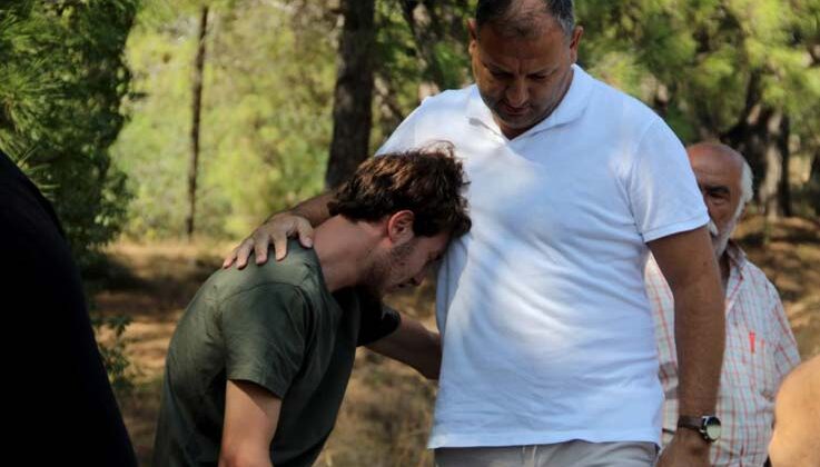 Otomobil takla attı, ağlayan genci babası sakinleştirdi
