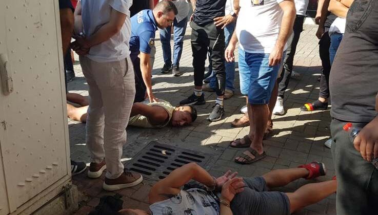 Kolombiyalı hırsızlık şüphelilerini 50 metre kovalayıp yere yatırdılar