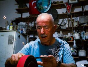 83 yaşındaki bileyci, 50 yıllık zanaat tutkusuyla gençlere taş çıkartıyor