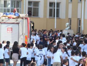 Yangına geldiler, öğrencilerin sevgi seliyle karşılaştılar