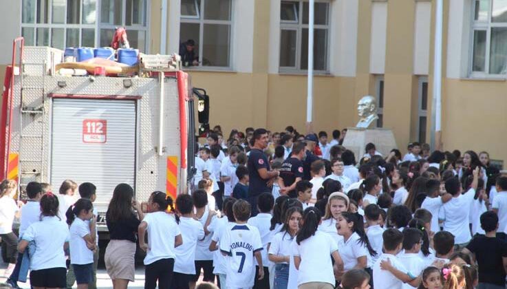 Yangına geldiler, öğrencilerin sevgi seliyle karşılaştılar