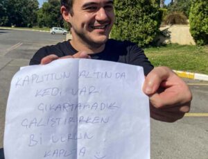 Antalya’da otomobil üzerine bırakılan not “insanlık ölmemiş” dedirtti