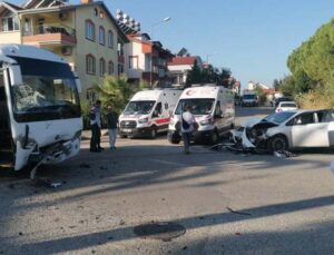 Antalya’da üç araçlı zincirleme kazada 3 kişi yaralandı