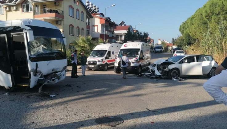 Antalya’da üç araçlı zincirleme kazada 3 kişi yaralandı