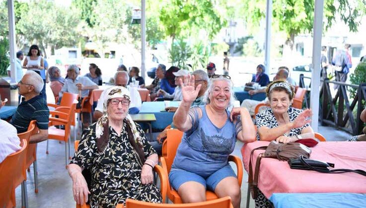 Emekliler Konyaaltı Belediyesinin konseriyle eğlendi