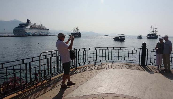 İsrailli turistler lüks kruvaziyerle Alanya’ya demir attı