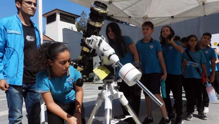 Astronomi profesörü Derman, Antalya Bilim Merkezi’nde öğrencilerle buluştu