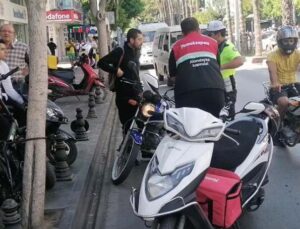 Kafalarında olması gereken kaskı motosiklete taktılar, cezalardan kaçamadılar