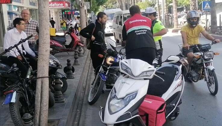 Kafalarında olması gereken kaskı motosiklete taktılar, cezalardan kaçamadılar
