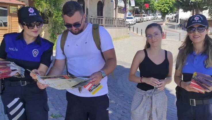 Alanya’da polisten turistlere dört dilde broşür