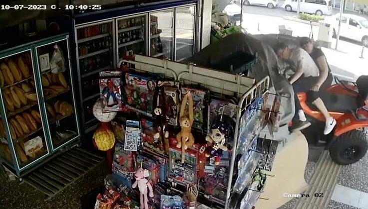 ATV ile markete dalan Alman çifte su kolileri hava yastığı görevi yaptı