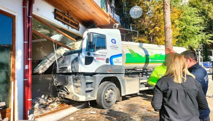 Kamyonun freni patladı, facianın eşiğinden dönüldü