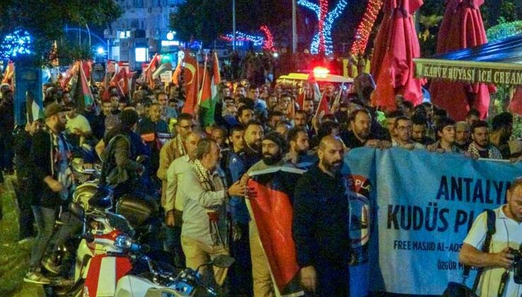 İsrail’in Gazze’deki hastane saldırısı Antalya’da protesto edildi